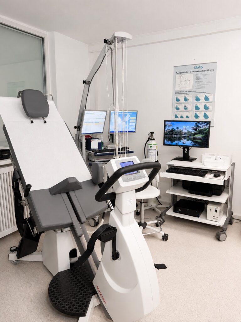 Arbeitsplatz für Spiroergometrie und Belastungsdiagnostik in der Privatpraxis.