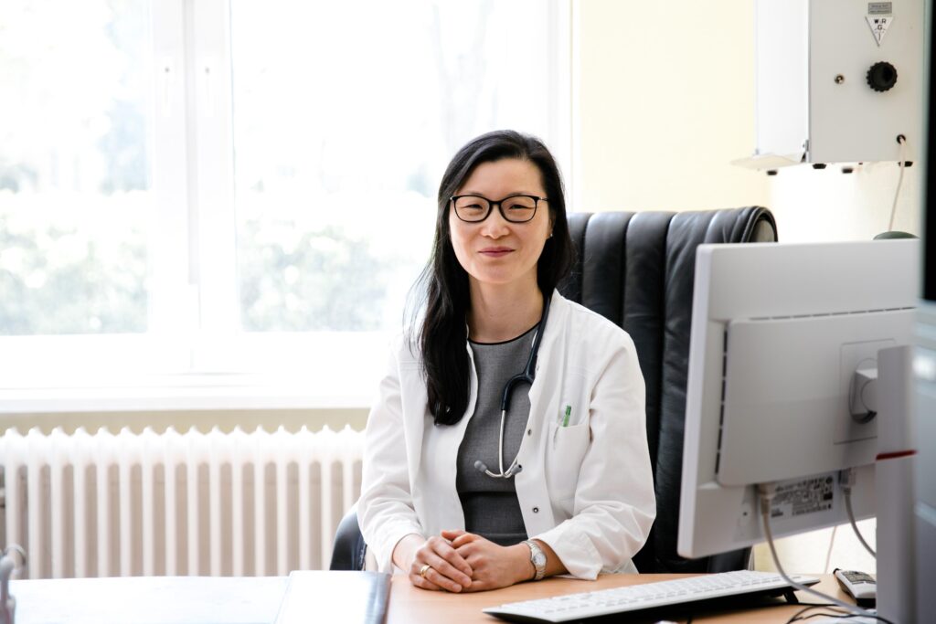 Dr. med. Mi-Ri Maschek im Sprechzimmer ihrer Privatpraxis in Berlin-Westend.