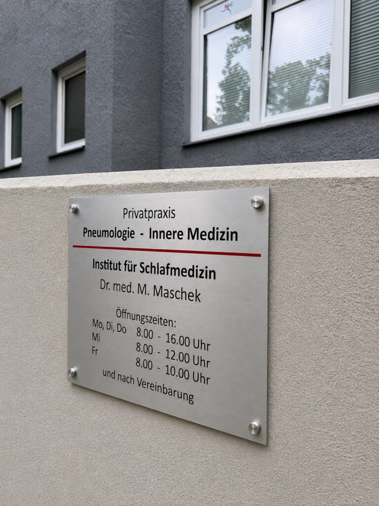 Außenbeschilderung der Privatpraxis Dr. Maschek am Praxisgebäude in Berlin-Westend.