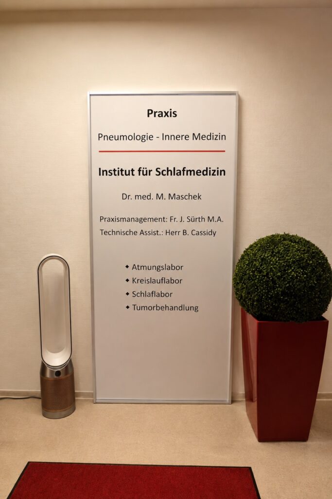 Praxisschild der Privatpraxis Dr. Maschek und des Instituts für Schlafmedizin.