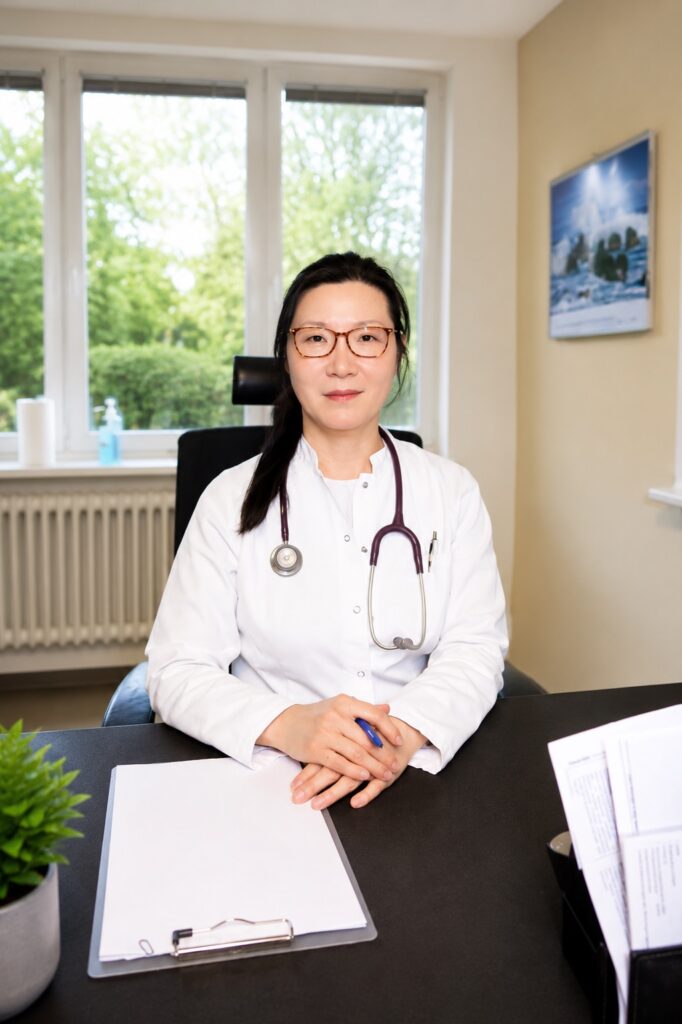 Dr. med. Mi-Ri Maschek im hellen Sprechzimmer der Privatpraxis in Berlin-Westend.