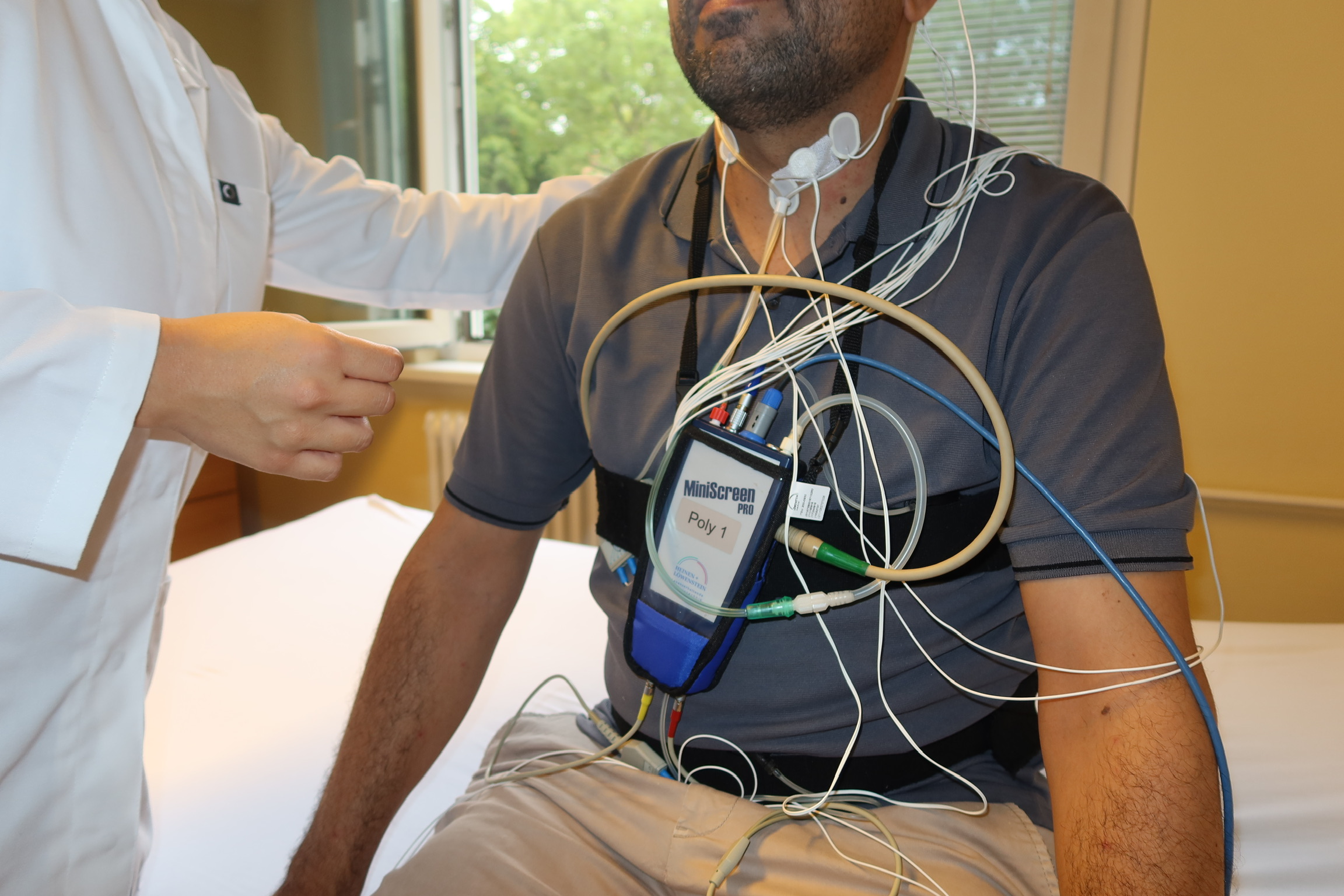Messsensoren und Aufzeichnungsgerät bei der schlafmedizinischen Diagnostik.