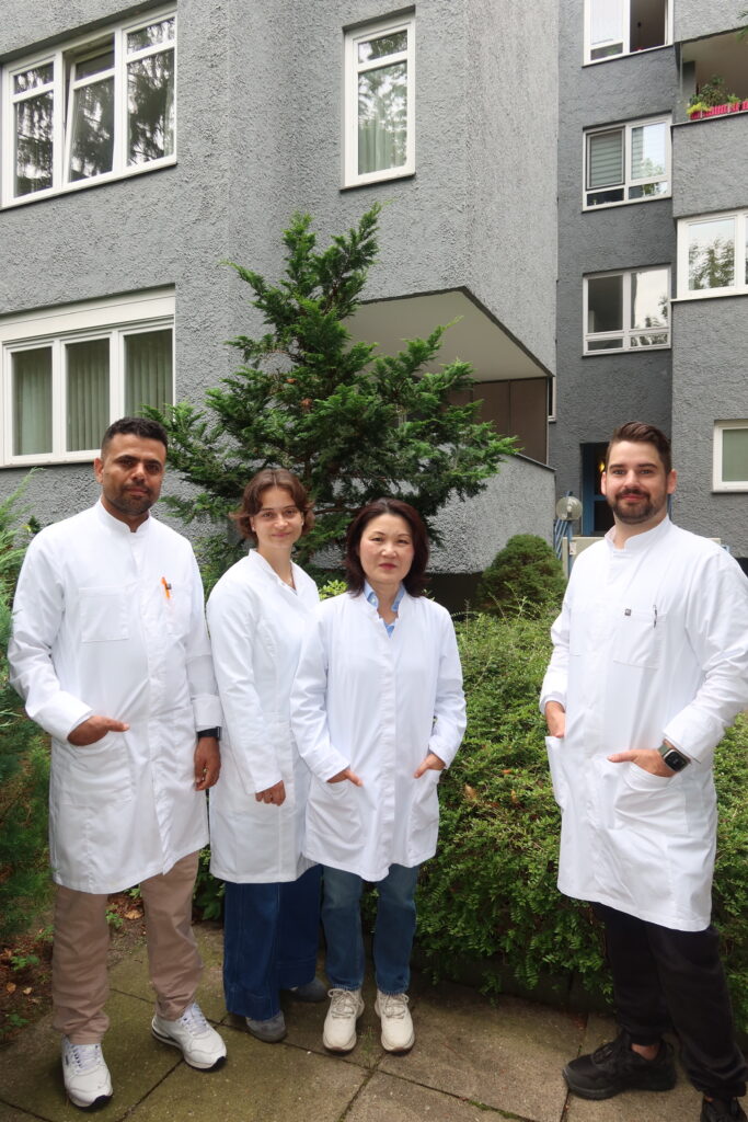 Team der Privatpraxis Dr. Maschek vor dem Praxisgebäude in Berlin-Westend.