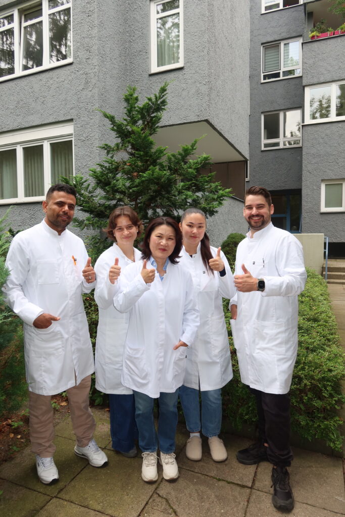 Praxisteam von Dr. Maschek bei einer freundlichen Außenaufnahme in Berlin-Westend.