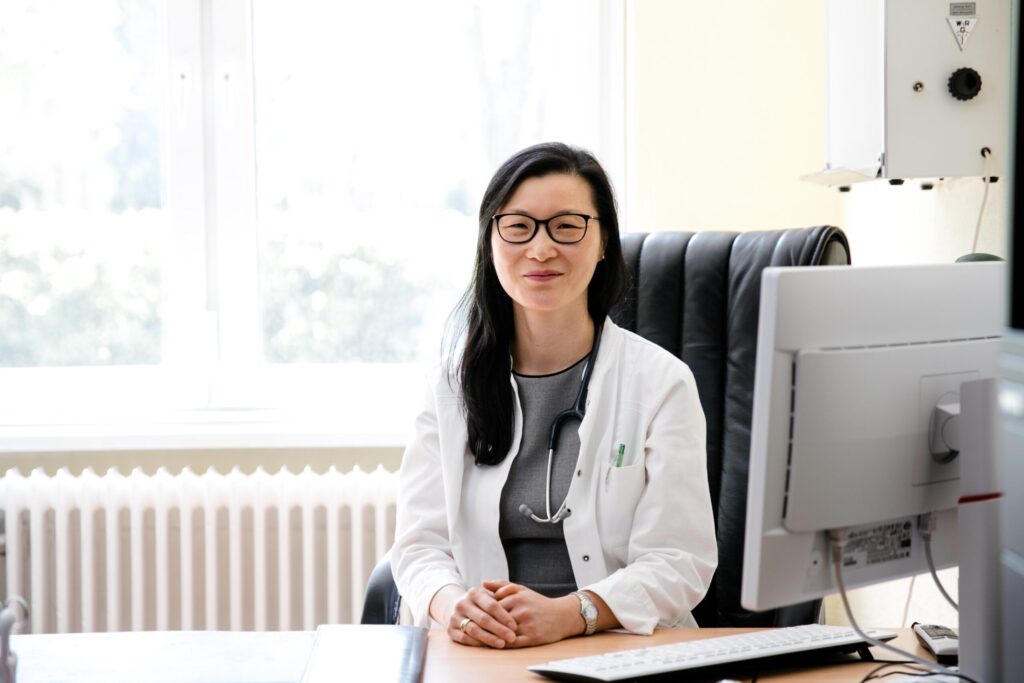 Dr. med. Mi-Ri Maschek im Sprechzimmer ihrer Privatpraxis in Berlin-Westend